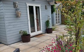 Private Garden Lodge In Christchurch, Dorset For 4 - Dogs Welcome!